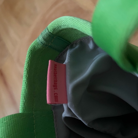 Harvey’s Green Seatbelt Bag - Picture 9 of 14